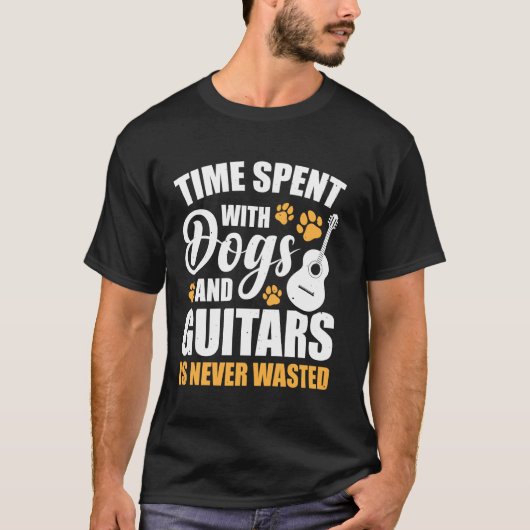 犬とギターと過ごした時間は無駄にはならない Tシャツ (正面)