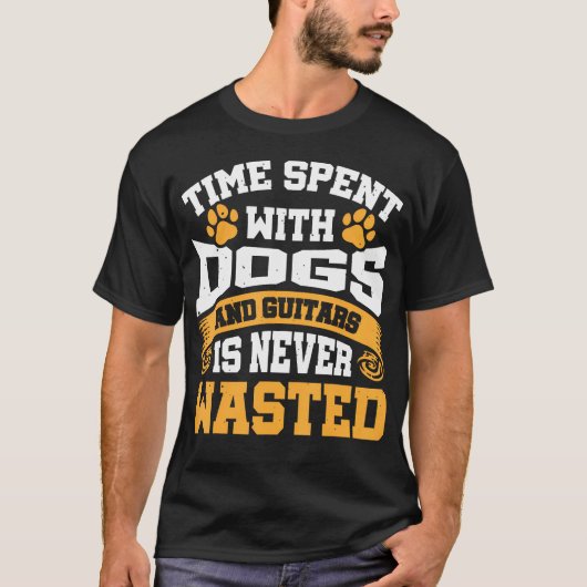犬とギターに費やす時間は無駄にはなりません Tシャツ (正面)