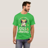 犬とゲームが好きな少年 かわいいゲーマーです Tシャツ (正面フル)