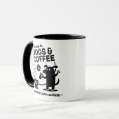 犬とコーヒーで走り回る 11 oz. コンボ マグカップ (正面左)