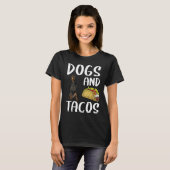 犬とタコスManchester Terrierメキシコ料理 Tシャツ (正面フル)