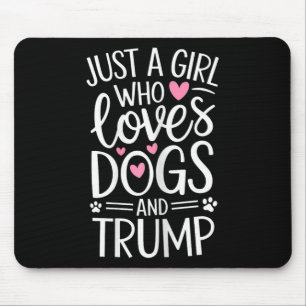犬とトランプが好きな女の子 マウスパッド