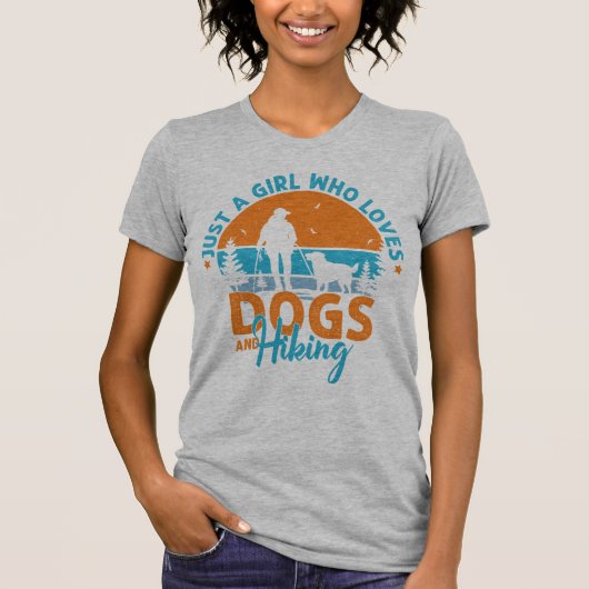 犬とハイキングが好きな女の子 Tシャツ (正面)