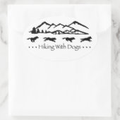 犬とハイキング楕円形のステッカー – ハスキー 楕円形シール (バッグ)