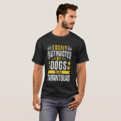犬とバードスパイダーに簡単に気を取られる Tシャツ (正面フル)