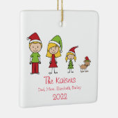 犬とパーソナライズされた3人のかわいいクリスマスファミリー セラミックオーナメント (右)