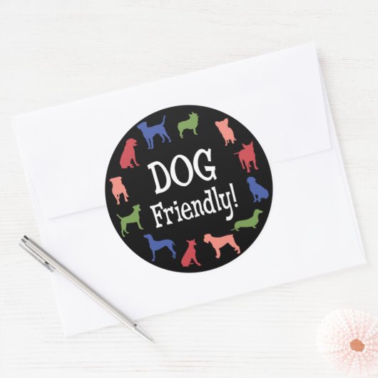 犬とフレンドリーカラフル犬はシルエットを育てる ラウンドシール (封筒)