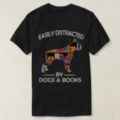 犬とブックスボーアドおもしろいッグに気が散る Tシャツ (デザイン正面)