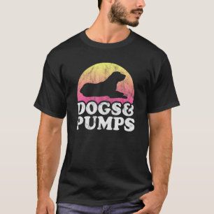犬とポンプ女性犬とハイヒール Tシャツ