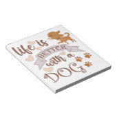 犬と一緒なら人生はもっと楽しいという名言 ユーモアたっぷりのチワワ ノートパッド (アングル)