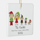 犬と一緒にかわいいパーソナライズされたクリスマスファミリー セラミックオーナメント (右)