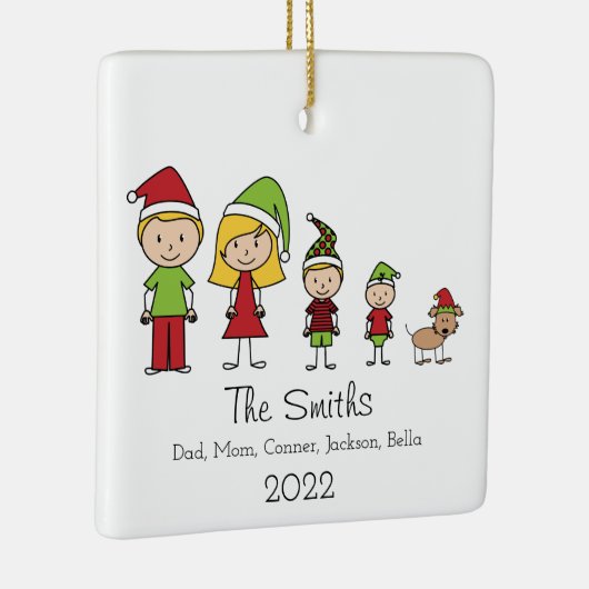 犬と一緒にかわいいパーソナライズされたクリスマスファミリー セラミックオーナメント (右)