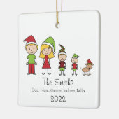 犬と一緒にかわいいパーソナライズされたクリスマスファミリー セラミックオーナメント (左)