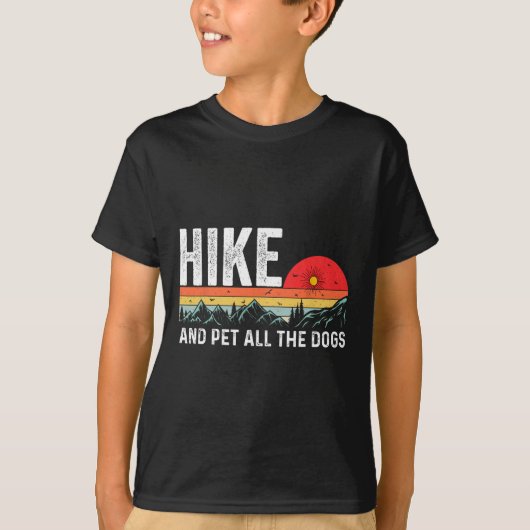 犬と一緒にハイキング 犬と一緒に山をハイキングしよう Tシャツ (正面)