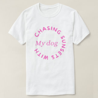 犬と一緒に日差しを追いかけて – 愛犬との楽しいお散歩 Tシャツ