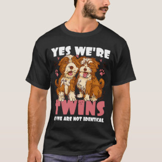 犬と一緒の双子だけど、瓜二つじゃないよ Tシャツ