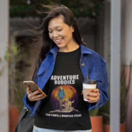 犬と冒険する仲間たち 登山と山のサンセット Tシャツ