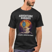 犬と冒険する仲間たち 登山と山のサンセット Tシャツ (正面)