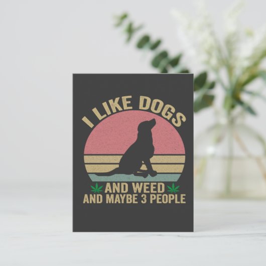犬と大麻が好きで、もしかしたら3人でヴィンテージな感じ ポストカード (スタンド正面)