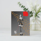 犬と女性の秋の落ち葉 グレー モノクローム ポストカード (スタンド正面)