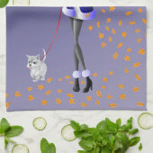 犬と女性の秋の葉とブルーのティータオル キッチンタオル (折り畳み)