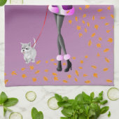 犬と女性の秋の葉紫のティータオル キッチンタオル (折り畳み)