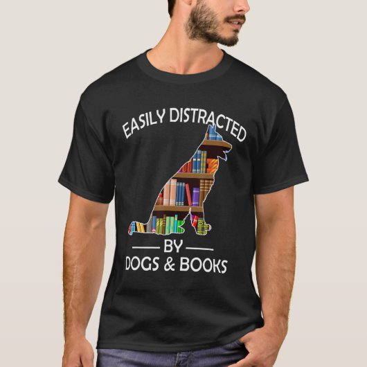 犬と書籍に容易に気を散らすドイツの羊飼い Tシャツ (正面)