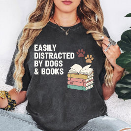 犬と本に気を取られがち デザイン Tシャツ