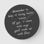 犬と横になって、ノミで目を覚ます ラウンド壁時計 (正面)