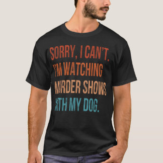 犬と犯罪番組を見ているので無理です Tシャツ