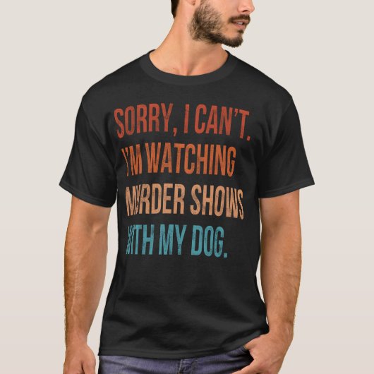 犬と犯罪番組を見ているので無理です Tシャツ (正面)