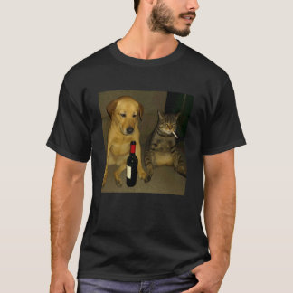 犬と猫がタバコを吸って飲酒する面白いデザイン Tシャツ