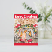 犬と猫との居心地の良いクリスマスマンテル ポストカード (スタンド正面)