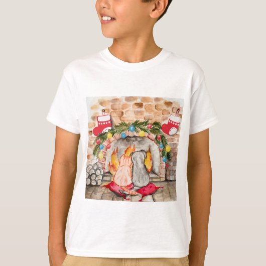 犬と猫との居心地の良いクリスマスマンテル Tシャツ (正面)