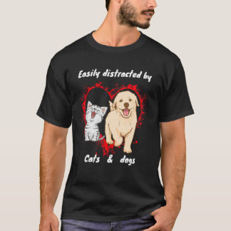 犬と猫に簡単に気を取られる イヌ ネコ Tシャツ