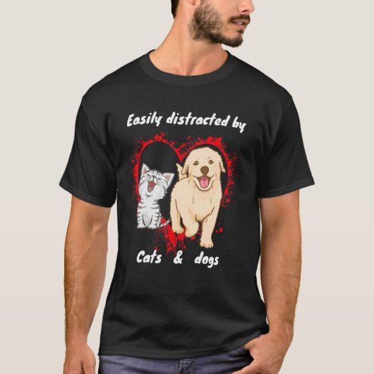 犬と猫に簡単に気を取られる イヌ ネコ Tシャツ (正面)