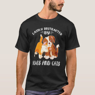 犬と猫に簡単に気を取られる - ペット犬を愛する Tシャツ