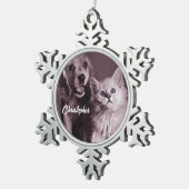 犬と猫，見上げパーソナライズされた スノーフレークピューターオーナメント (右)