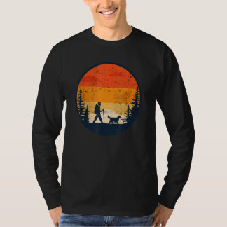 犬と男のハイキング犬ハイカーカッコいいキング男性へ Tシャツ