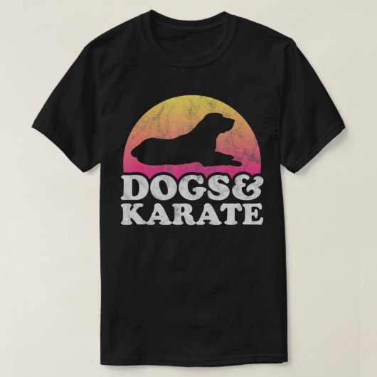 犬と空手メンズまたは女性犬 Tシャツ (デザイン正面)