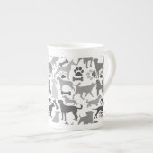 犬と足のパターン03.b白BG ボーンチャイナマグカップ (正面右)