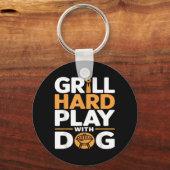 犬と遊ぶのが好きな裏庭BBQ愛好家のためのグリルハードプレイ キーホルダー (正面)