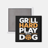 犬と遊ぶのが好きな裏庭BBQ愛好家のためのグリルハードプレイ マグネット (正面/裏面)
