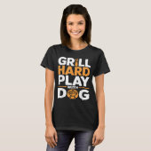 犬と遊ぶのが好きな裏庭BBQ愛好家のためのグリルハードプレイ Tシャツ (正面フル)
