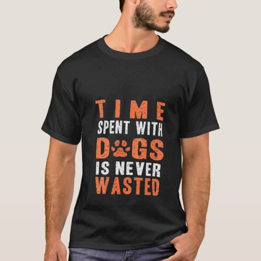 犬と過ごす女性の時間は決して無駄ではない Tシャツ (正面)