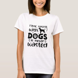 犬と過ごす時間はペットを無駄にすることはなおもしろいい Tシャツ