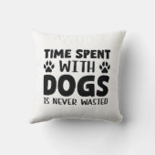 犬と過ごす時間は決して無駄ではない クッション (裏面)