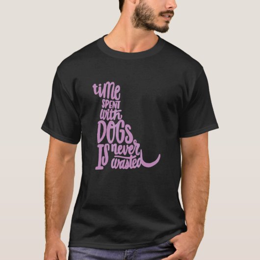犬と過ごす時間は決して無駄ではない Tシャツ (正面)