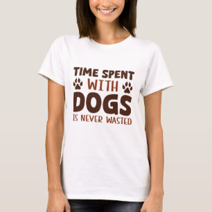 犬と過ごす時間は決して無駄ではない Tシャツ