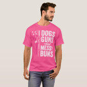 犬と銃とお団子ヘアスタイル 女性用ピンク銃 アメリカ製 ドッグ・ラバー Tシャツ (正面フル)
